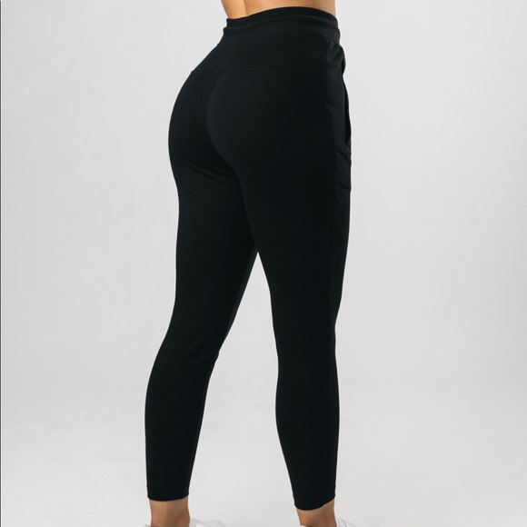 Alphalete essential joggers - Picture 2 of 4